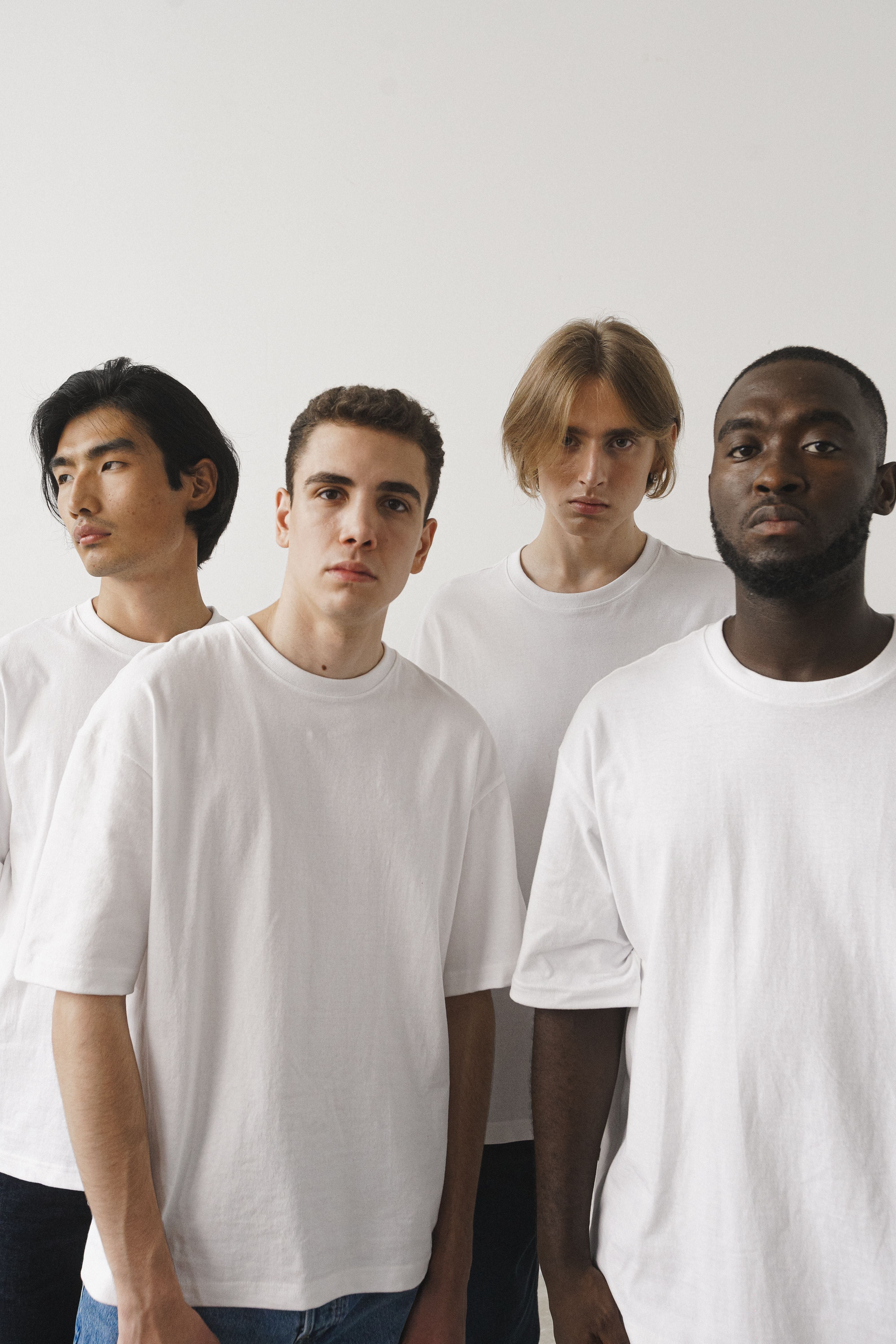 how should a mens t shirt fit